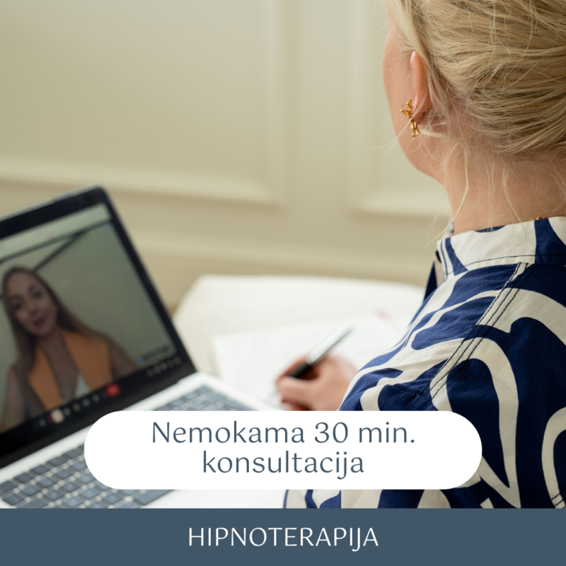 Simona konsultuoja klientę nuotoliniu būdu